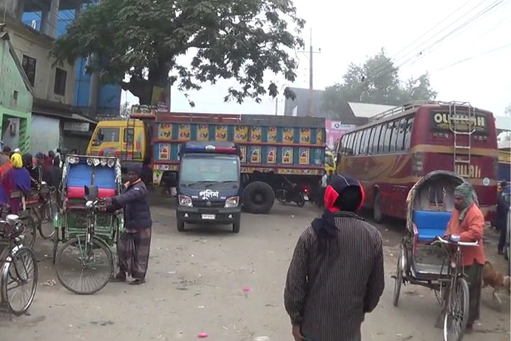 গাইবান্ধায় ব্যবাসায়ী দু’ গ্রুপের সংঘর্ষে পরিবহন ধর্মঘট পালিত