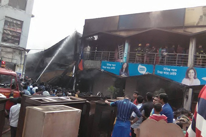 আগুনে ক্ষতি হাজার কোটি টাকা, পথে ব্যবসায়ীরা