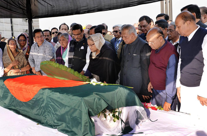 সংসদের দক্ষিণ প্লাজায় সুরঞ্জিতের প্রতি শেষ শ্রদ্ধা