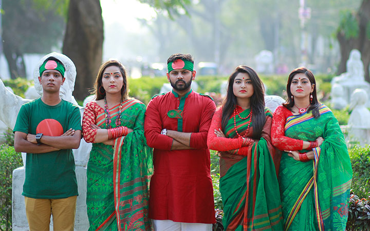 স্বাধীনতার রঙ ছড়ান পোশাকে