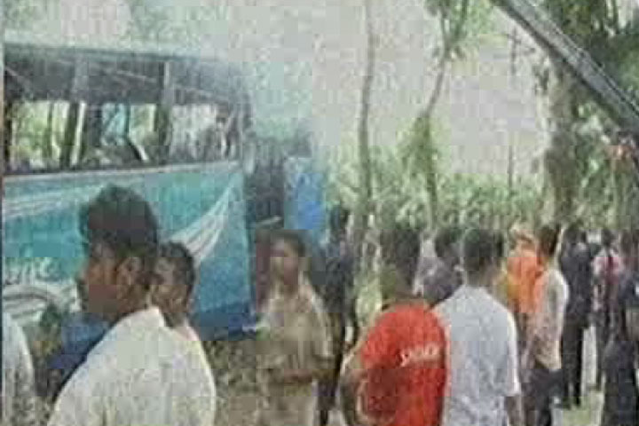 যশোরে বাস খাদে পড়ে নিহত ৫ (ভিডিও)