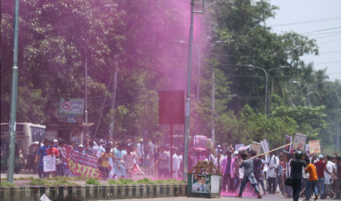 শাহবাগে মেডিক্যাল শিক্ষার্থীদের সঙ্গে পুলিশের সংঘর্ষ (ভিডিও)