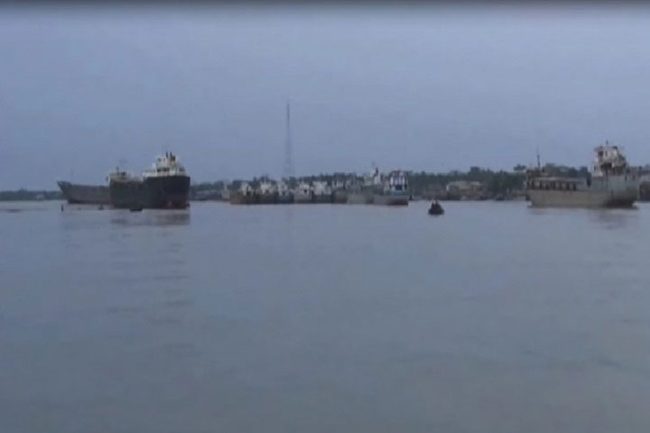 মোংলা বন্দরে কাঁচামালসহ জাহাজ ডুবি
