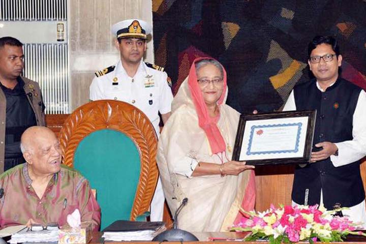 প্রধানমন্ত্রীর হাতে তুলে দেয়া হলো গ্লোবাল মোবাইল গভর্নমেন্ট অ্যাওয়ার্ড
