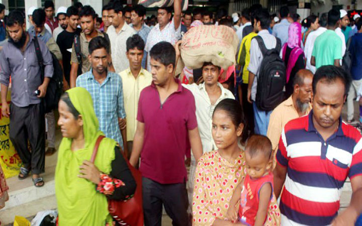 টার্মিনালগুলোতে ঘরমুখো মানুষের উপচে পড়া ভিড় (লাইভ)