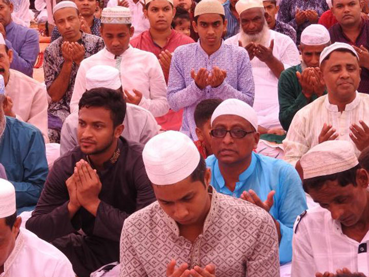 বাবার সঙ্গেই নামাজ পড়লেন সাকিব