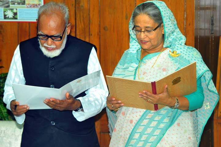 প্রধানমন্ত্রীর কাছে শপথ নিলেন বগুড়ার জেলা পরিষদ চেয়ারম্যান (ভিডিও)