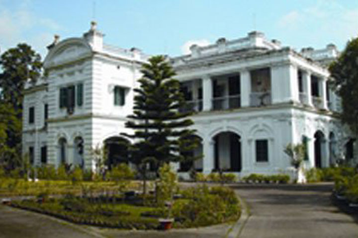 ঢাবি’র ভিসির বাসার সামনের আগুন নিয়ন্ত্রণে