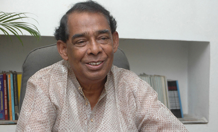 মোমবাতি প্রজ্বালন করে সুরঞ্জিত সেনগুপ্তকে স্মরণ