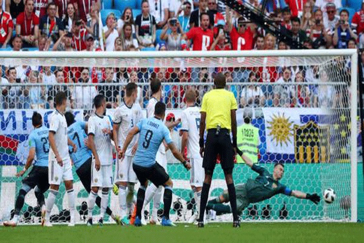 Uruguay punish sluggish Russia to top Group A