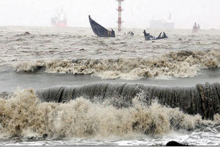 অভ্যন্তরীণ রুটে নৌযান চলাচল শুরু, বন্দরে কমানো হয়েছে সংকেত
