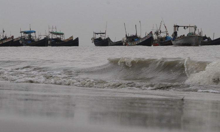 Great danger signal 10 for Mongla, Payra seaports