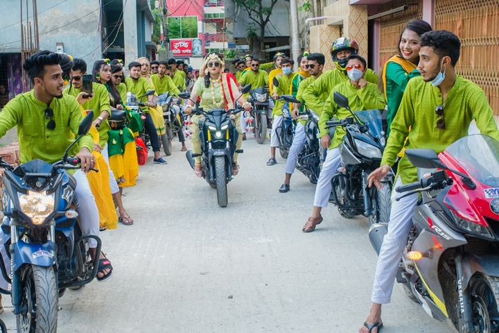 farhana-afroz-lady-biker