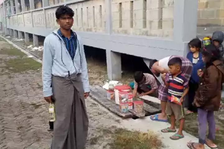ভাসানচরে দোকান দিয়েছে রোহিঙ্গা যুবক