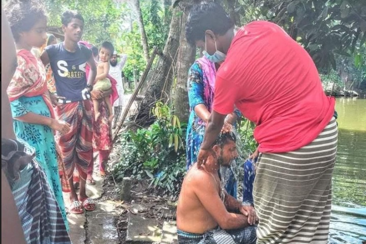 ভন্ড পীরের নির্দেশে ১০১ কলস পানি যুবকের মাথায়