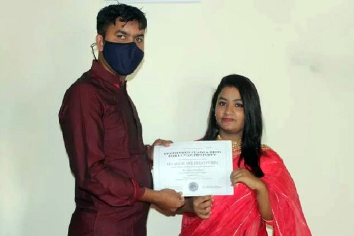 স্ত্রীকে চাঁদে জমি কিনে উপহার দিলেন স্বামী