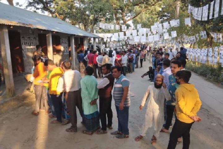 ইভিএম স্লো, সময় শেষেও ভোটগ্রহণ