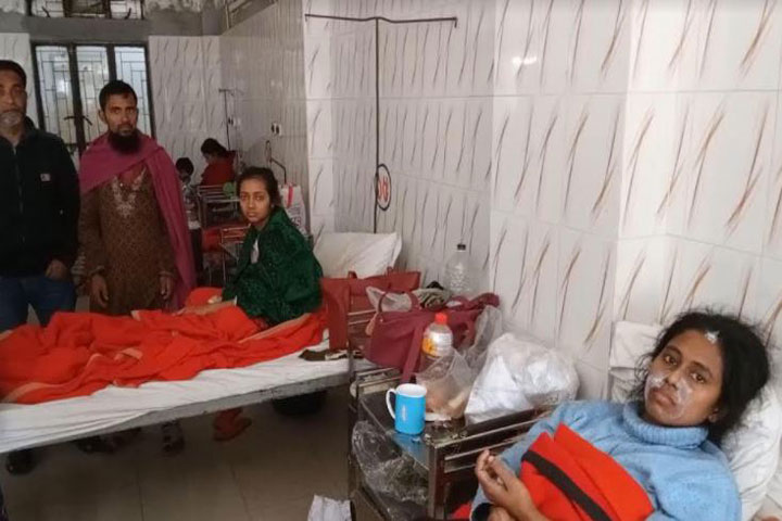 লঞ্চে আগুন : পাড় আছে ভেবে নদীতে ঝাঁপ দেন তিনজন 