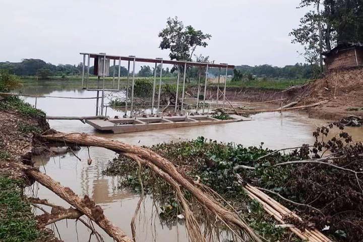 হালদার পানিতে বিলীন স্লুইসগেট, গ্রামে গ্রামে ঢুকছে পানি