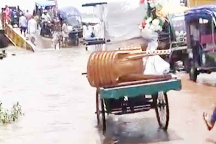 বরগুনায় জোয়ারের পানিতে ডুবে গেছে ২ ফেরির পল্টুন
