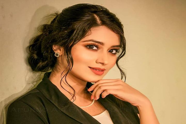 কলকাতার দেয়ালে ফারিণের পোস্টার