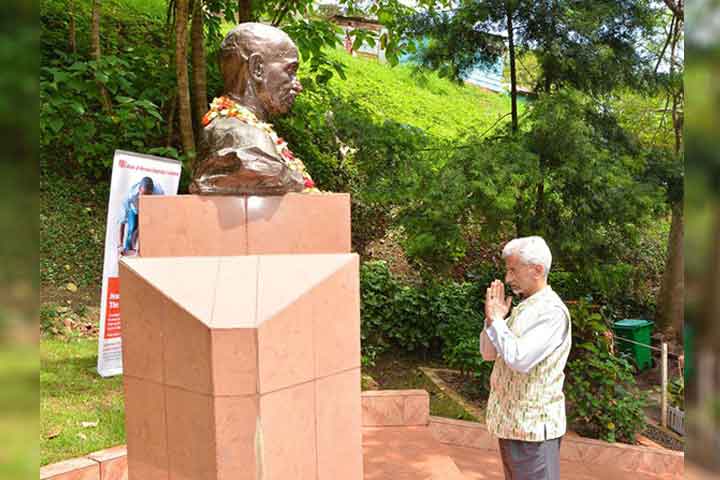 EAM Jaishankar pays homage to Mahatma Gandhi in Uganda’s Jinja