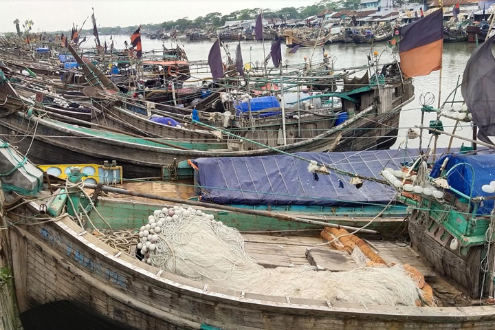 সতর্ক অবস্থানে উপকূলের জেলেরা