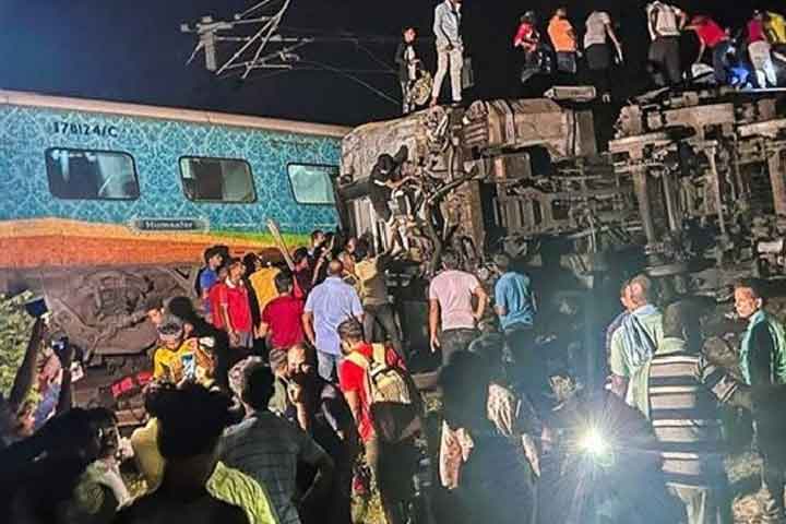 ভারতে ভয়াবহ ট্রেন দুর্ঘটনা : নিহত বেড়ে ৭০