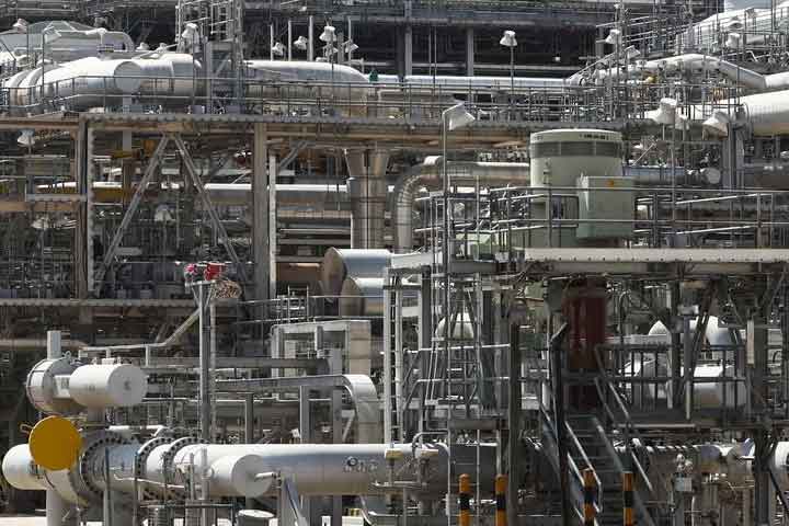 Saudi Arabia cuts oil output to boost prices