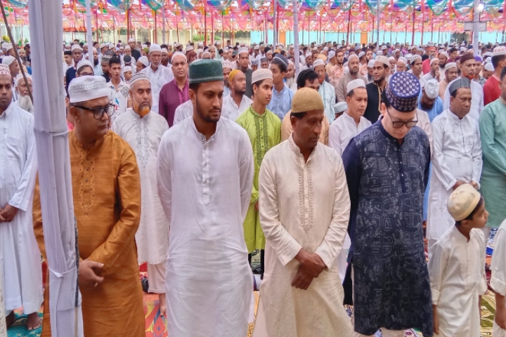 মাগুরায় ঈদের নামাজ আদায় সাকিবের