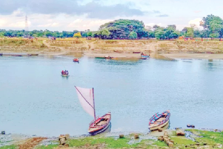 ব্রহ্মপুত্র নদের চোরাবালিতে আটকে প্রাণ গেল যুবকের 