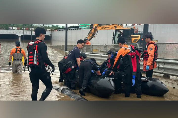 South Korea: Rescuers look for survivors after deadly floods