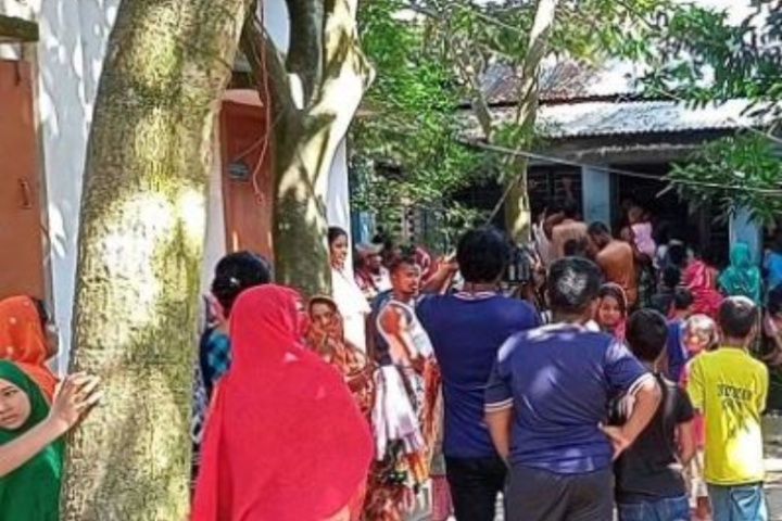 গলায় ওড়না পেঁচিয়ে তরুণীর আত্মহত্যা  