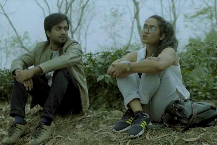 নাটকের একটি দৃশ্যে অভিনয়শিল্পীরা
