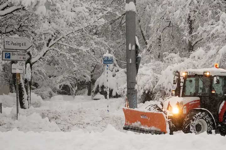 Germany: Munich Airport suspends flights amid heavy snowfall