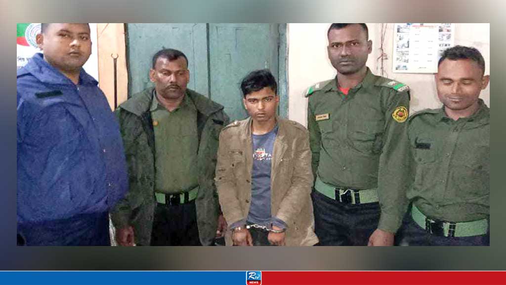 চলন্ত ট্রেনে পাথর নিক্ষেপ, আটক ১ 