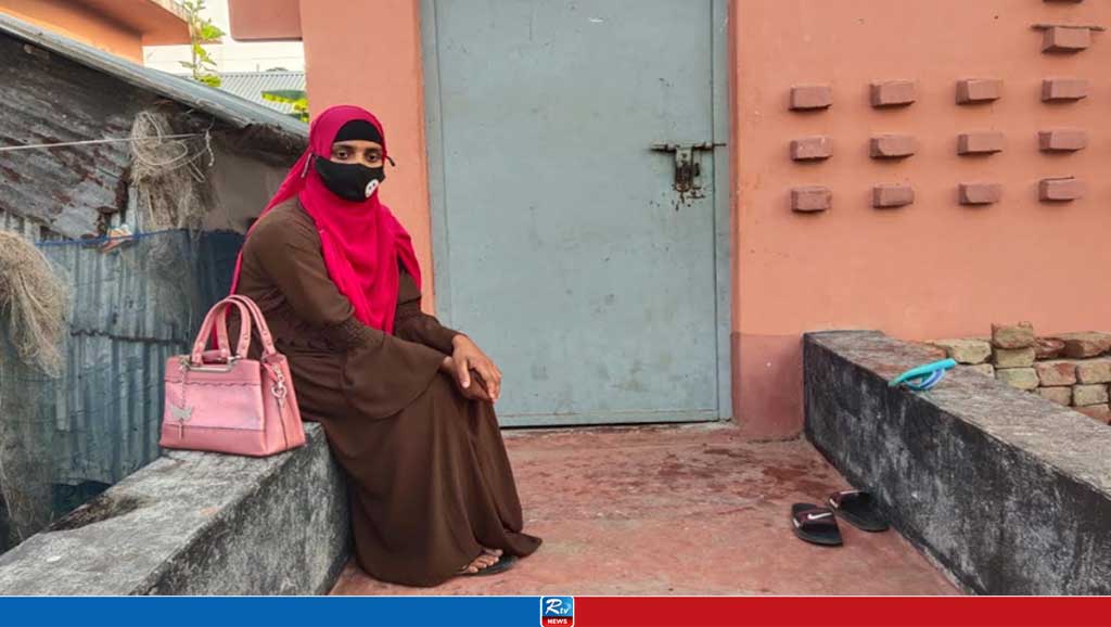 বিষের বোতল হাতে প্রেমিকের বাড়িতে প্রেমিকার অনশন