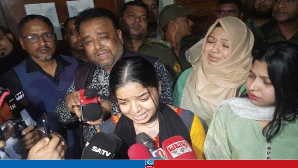 অভিযোগ দিতে এসে সুরাহা না পেয়ে কান্নায় ভেঙে পড়েন হুমাইরা ইসলাম ছোঁয়া ও তার স্বজনরা
