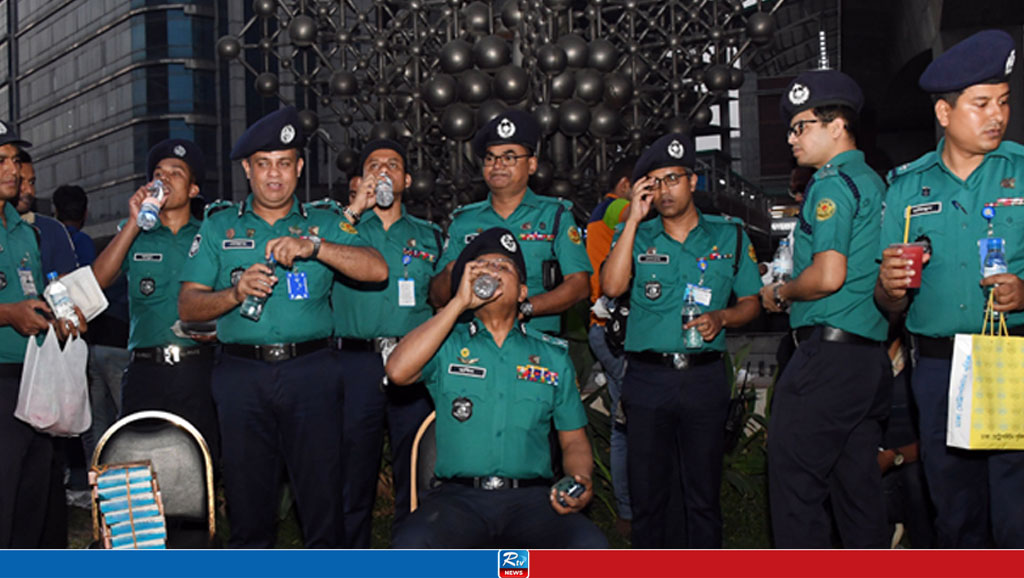 রাস্তায় বসেই ইফতার করলেন ডিএমপি কমিশনার 
