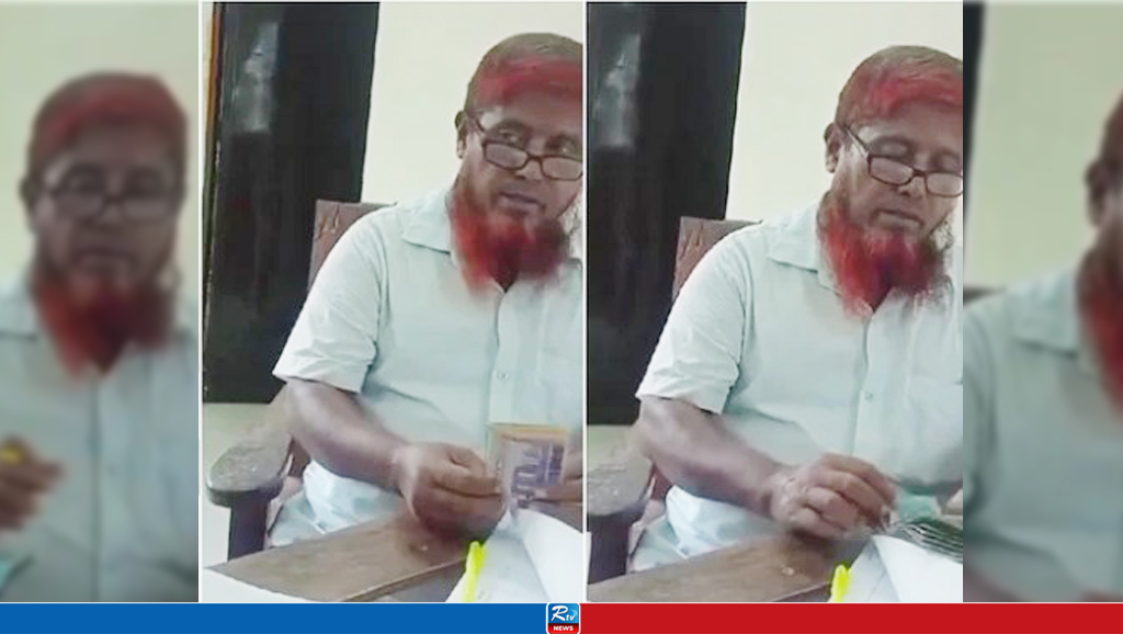 দপ্তরে বসেই তিনি গুনছেন ঘুষের টাকা!