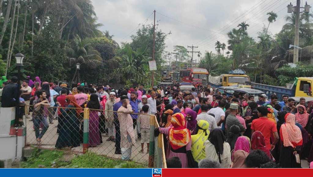 বকেয়া বেতনের দাবিতে শ্রমিকদের সড়ক অবরোধ, পুলিশের লাঠিচার্জ
