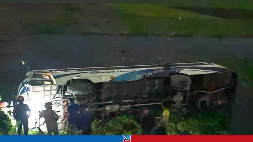 যাত্রীবাহী বাস নিয়ন্ত্রণ হারিয়ে খাদে, আহত ১৬