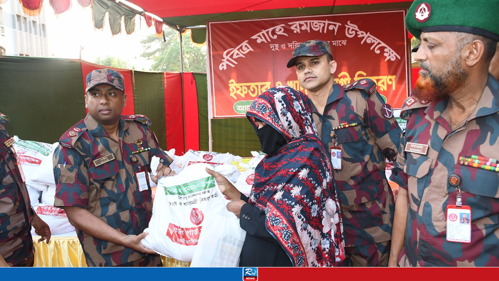 ফেনীতে দুস্থদের মাঝে বিজিবির ইফতার বিতরণ