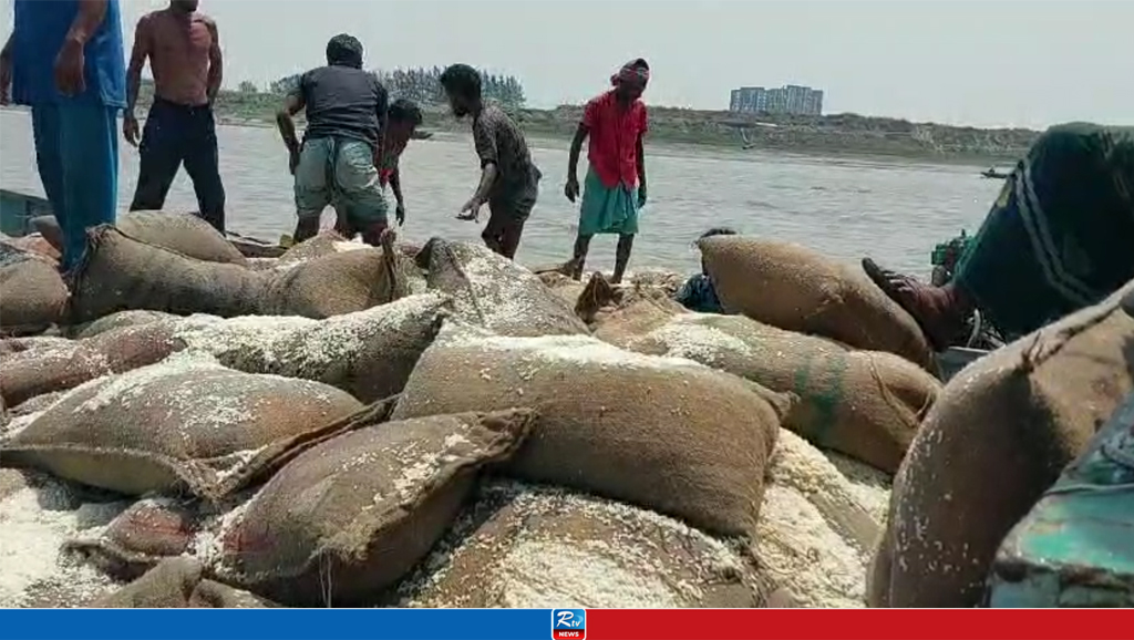 মোংলায় ডুবে যাওয়া বাল্কহেড থেকে চাল উত্তোলন শুরু
