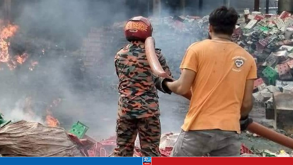 শিবগঞ্জে কাঁচাবাজারে আগুন, পুড়ে গেছে ১২ দোকান