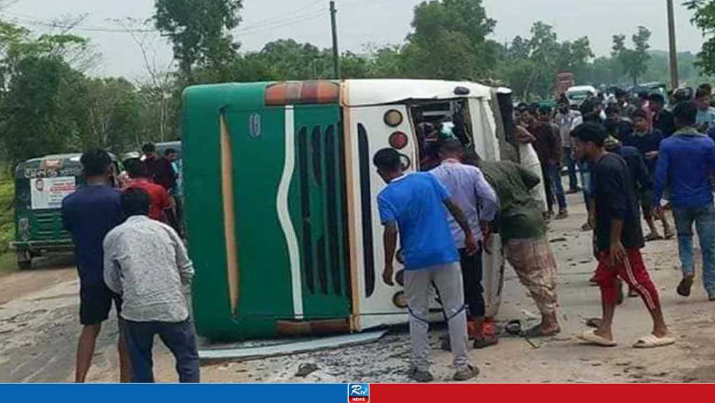 পর্যটকবাহী বাস উল্টে আহত ২০