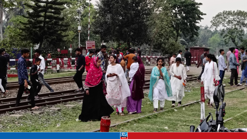 হিলি সীমান্তের জিরো পয়েন্টে দর্শনার্থীদের ভিড়