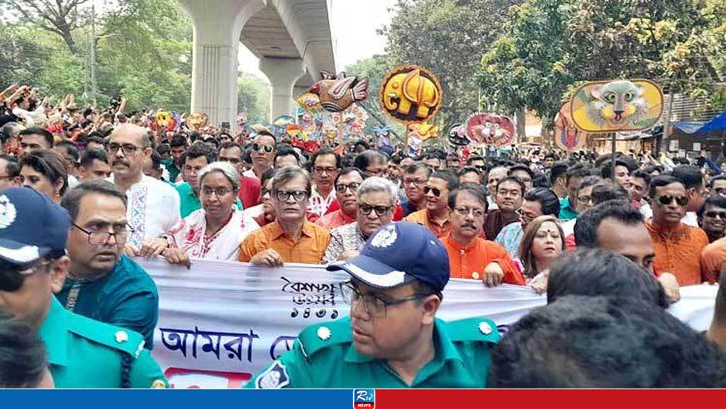 চারুকলা অনুষদ থেকে মঙ্গল শোভাযাত্রা শুরু
