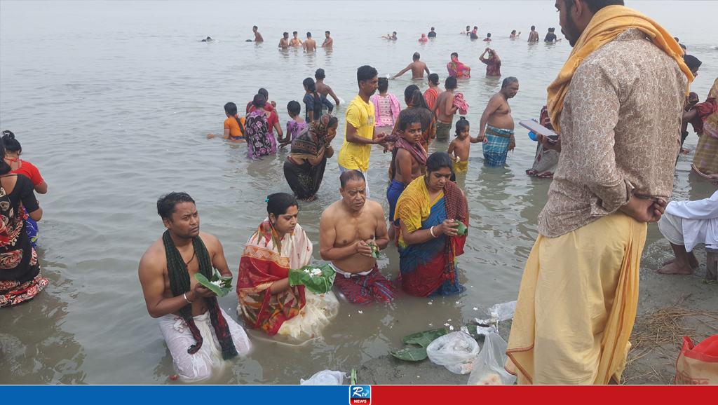 যমুনা নদী‌তে অষ্টমীর স্না‌নে পুণ্যার্থীদের ঢল