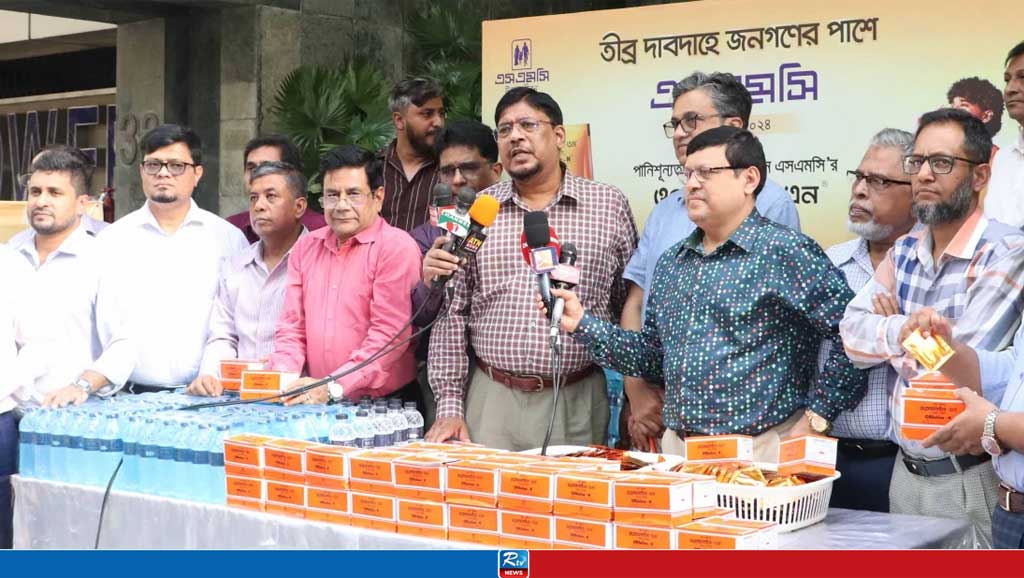 তীব্র তাপদাহে এসএমসির ওরস্যালাইন ও বিশুদ্ধ পানি বিতরণ